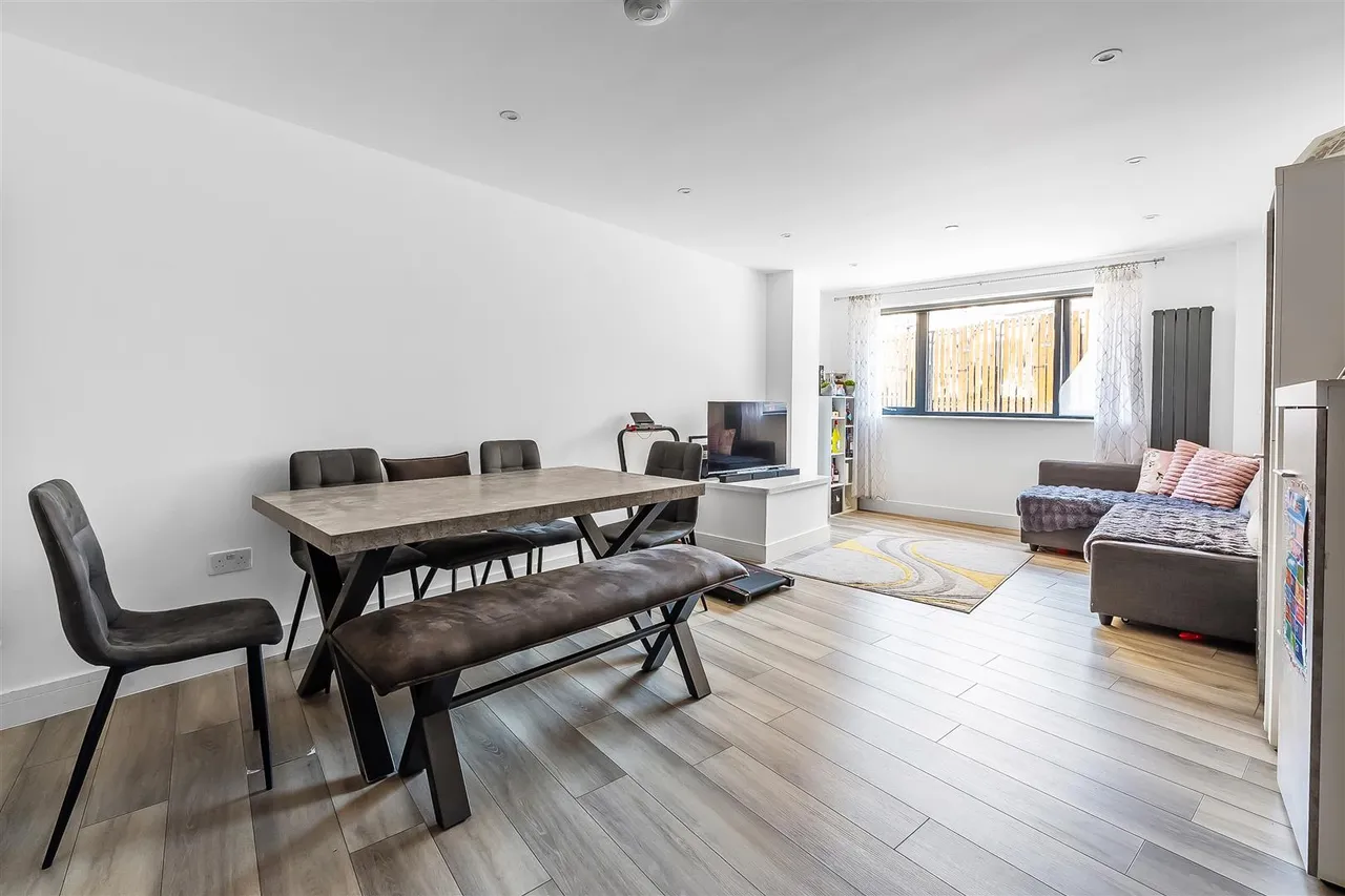 Bridge Street, Leatherhead, KT22, photo 3