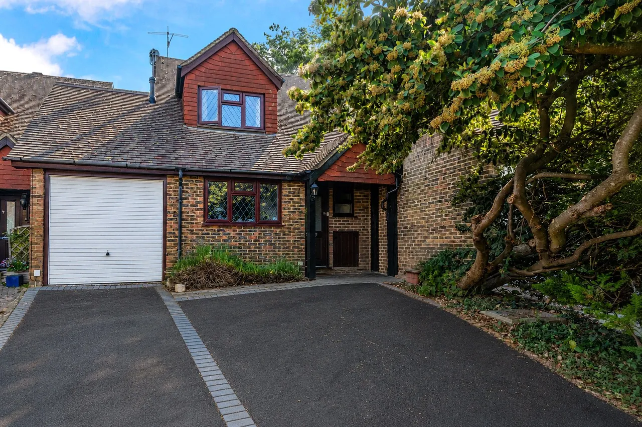 3 bed house for sale, Miller Road, Guildford, GU4