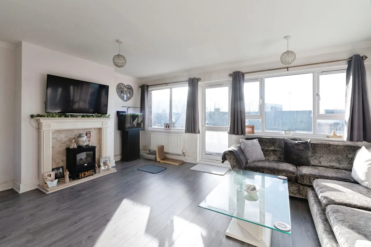 Dock Road, Tilbury, Essex, RM18, photo 2