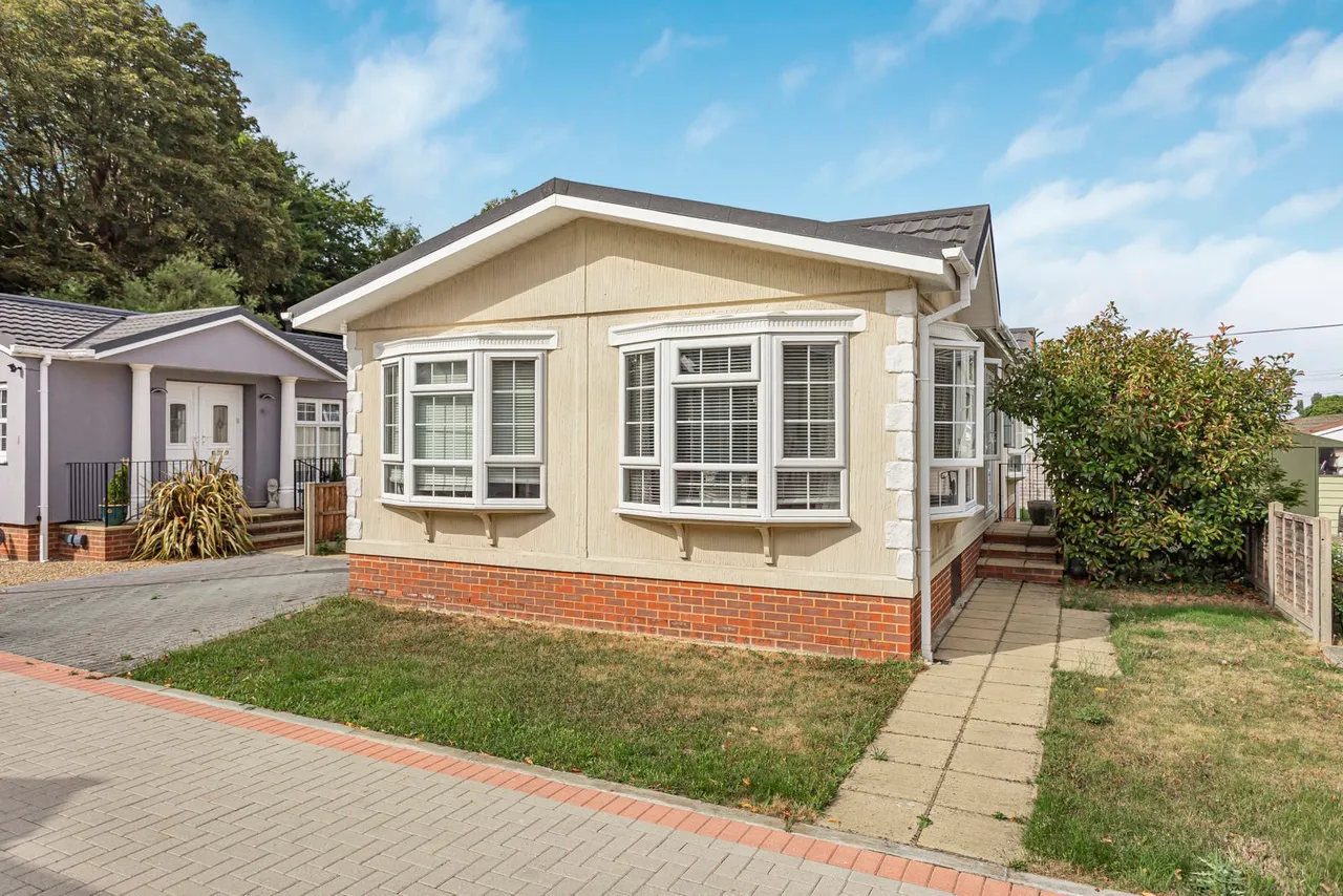 2 bed property for sale, Nightingale Rise, Weybridge Park Estates, KT15