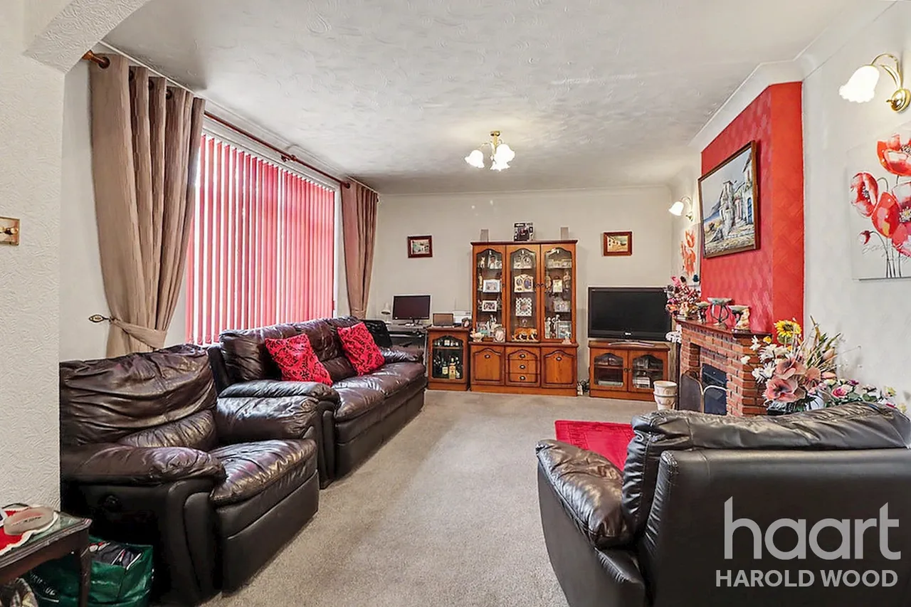 Kettering Road, Harold Hill, RM3, photo 2