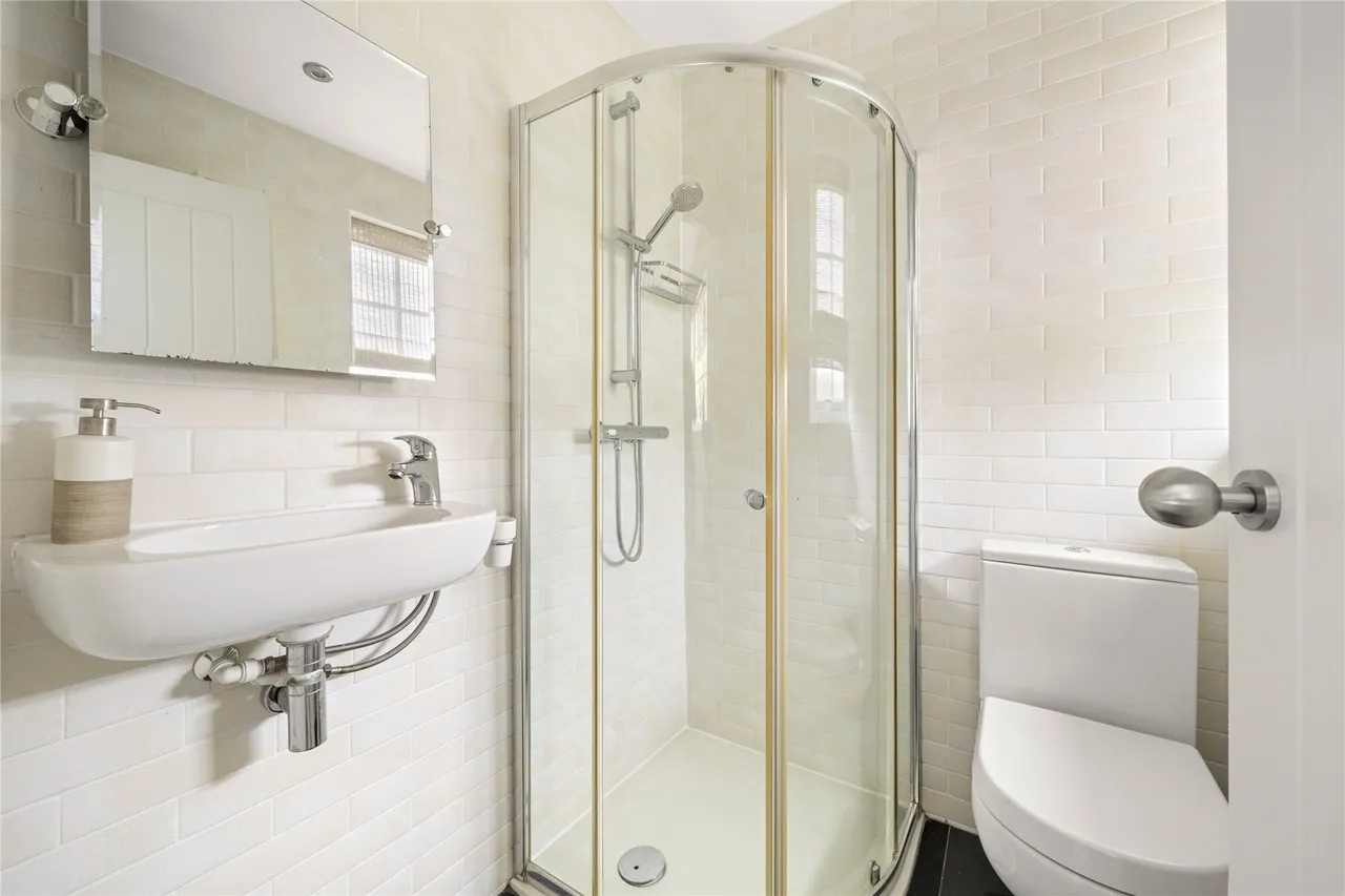 Angas Court, Pine Grove, Weybridge, Surrey, KT13, photo 6