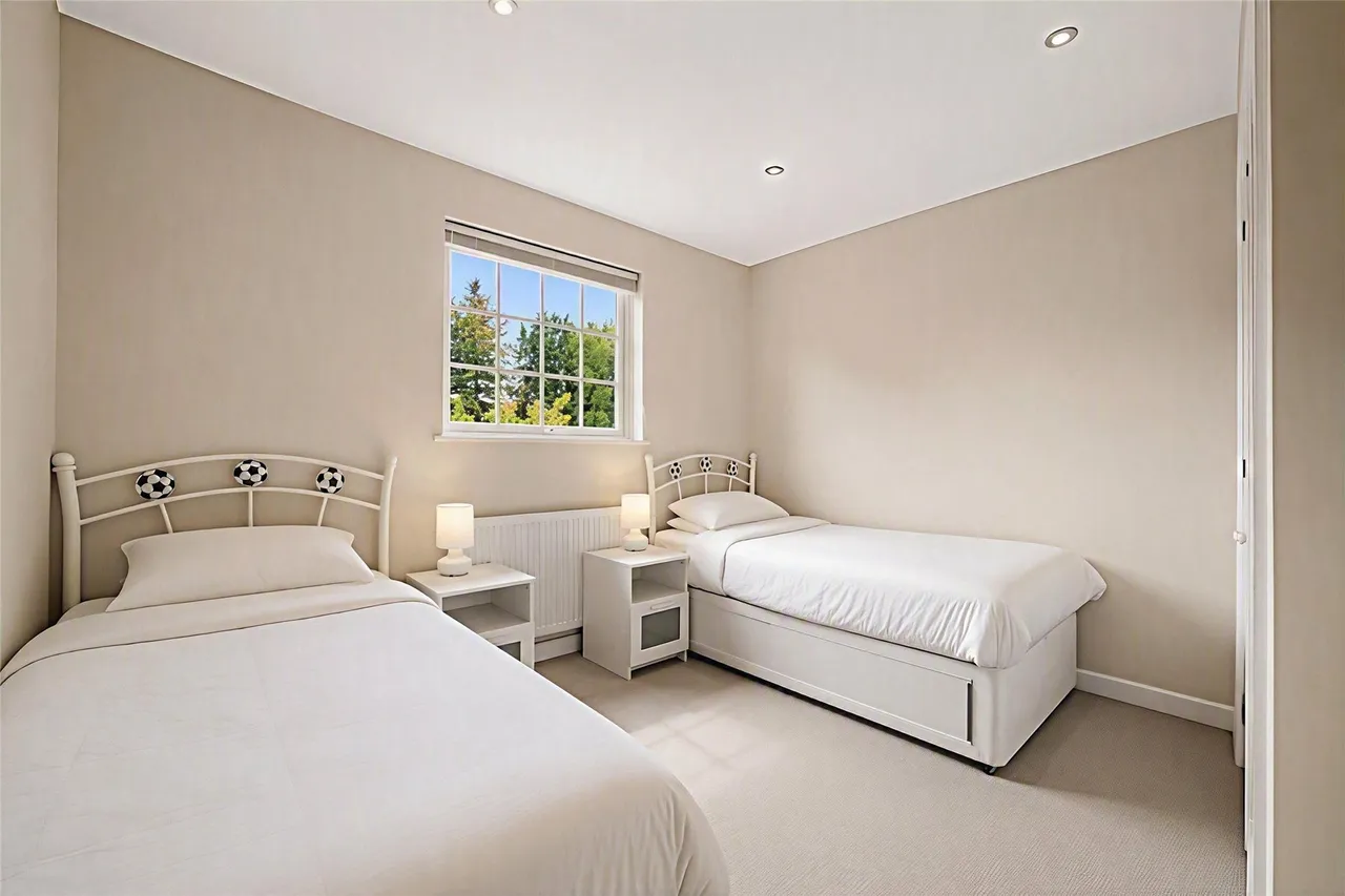 Angas Court, Pine Grove, Weybridge, Surrey, KT13, photo 12