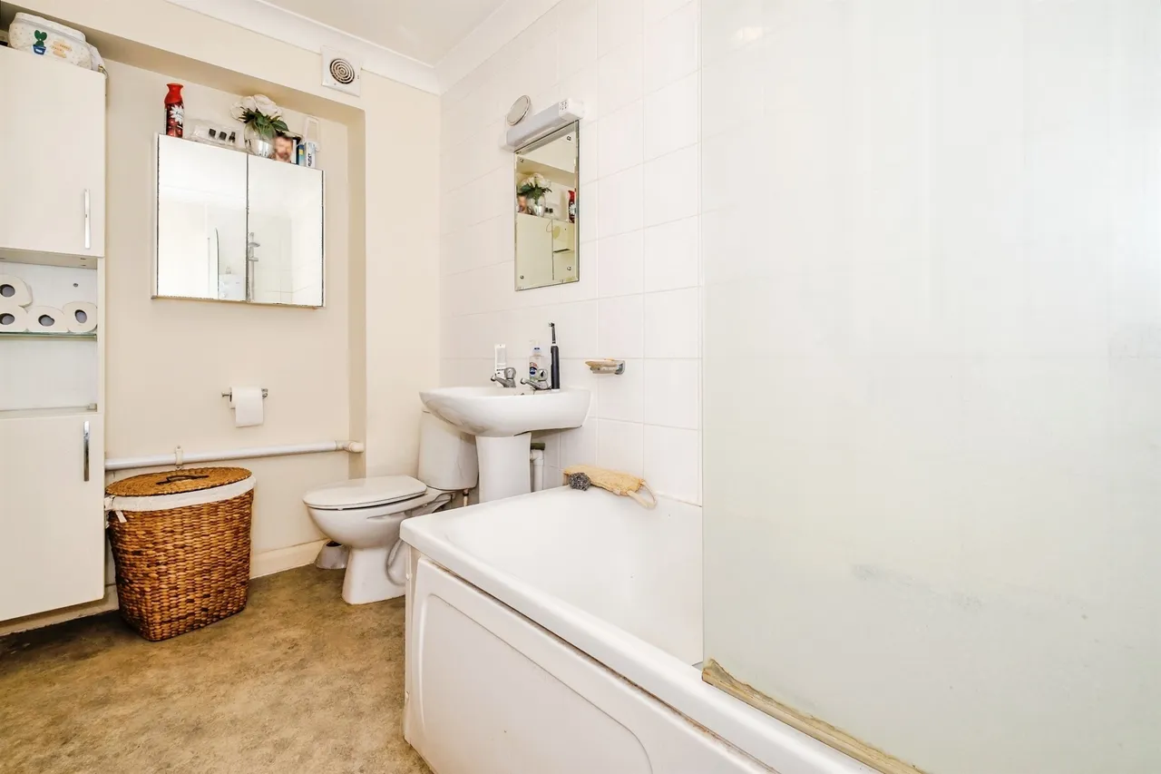Farncombe Road, Worthing, BN11, photo 13