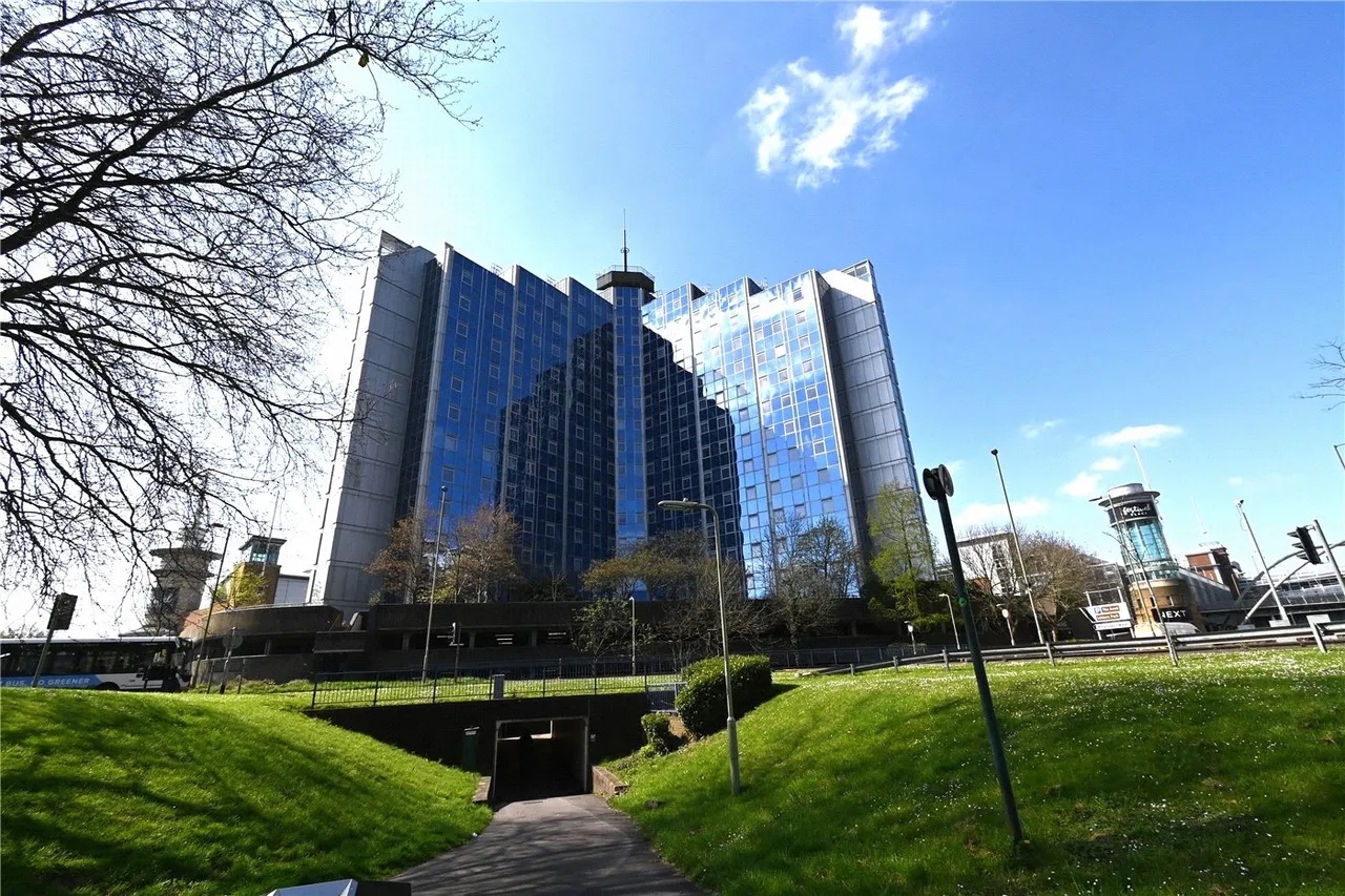 1 bed flat for sale — Churchill Place, Basingstoke, RG21