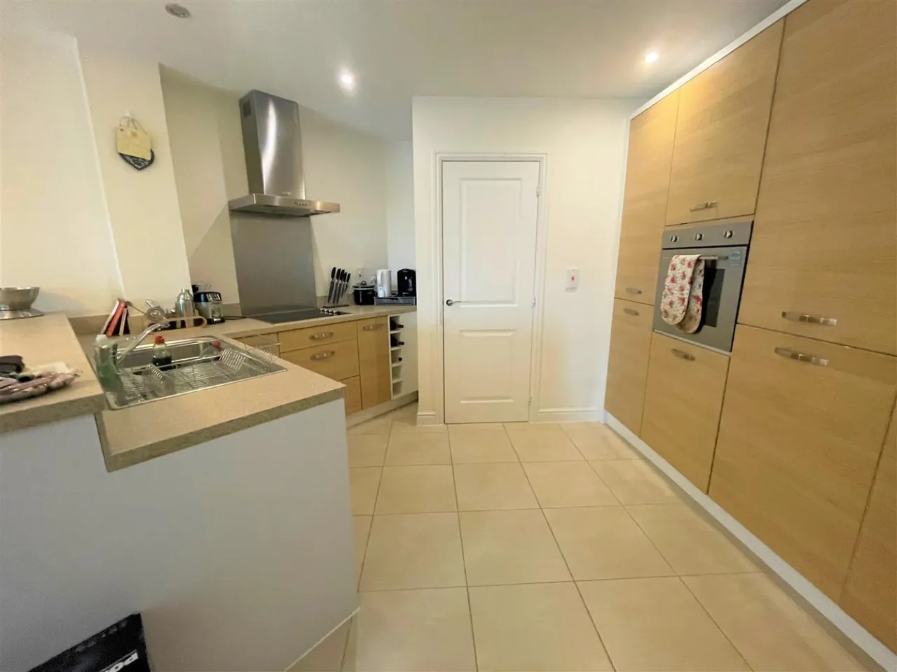Wallis Square, Farnborough, GU14, photo 2