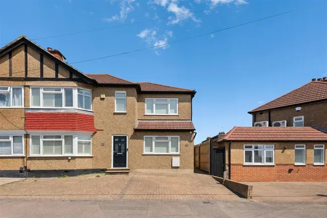 2 bed property for sale — Chudleigh Way, Ruislip