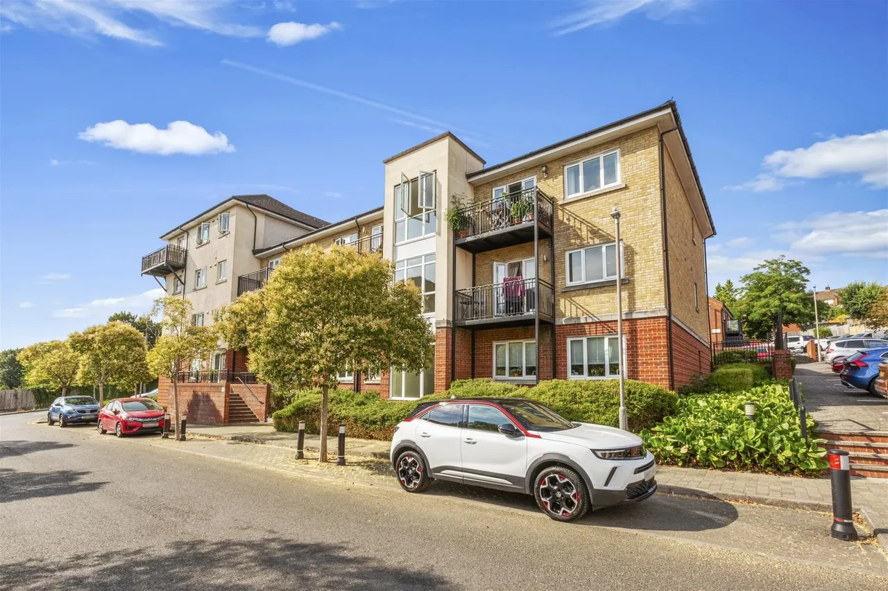 2 bed flat for sale, Lovegrove House Ercolani Aveue, High Wycombe, HP13