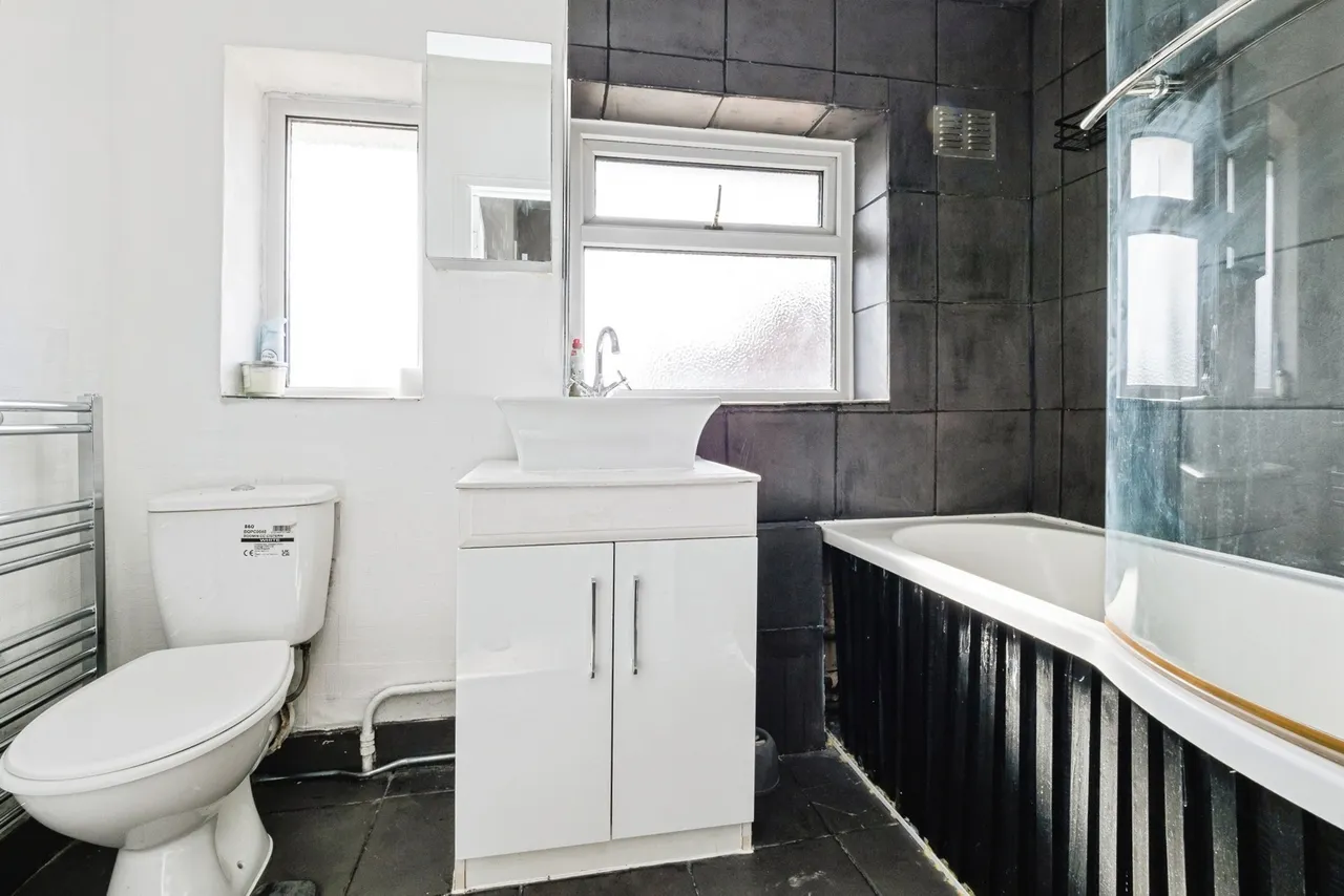 Fullarton Crescent, SOUTH OCKENDON, Essex, RM15, photo 12
