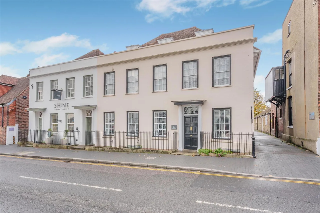 2 bed flat for sale, High Street, West Malling