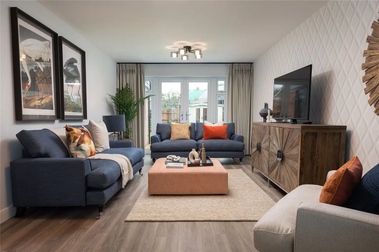 King George's Vale, Coronation Avenue, Cuffley, Hertfordshire, EN6 4FH, photo 2
