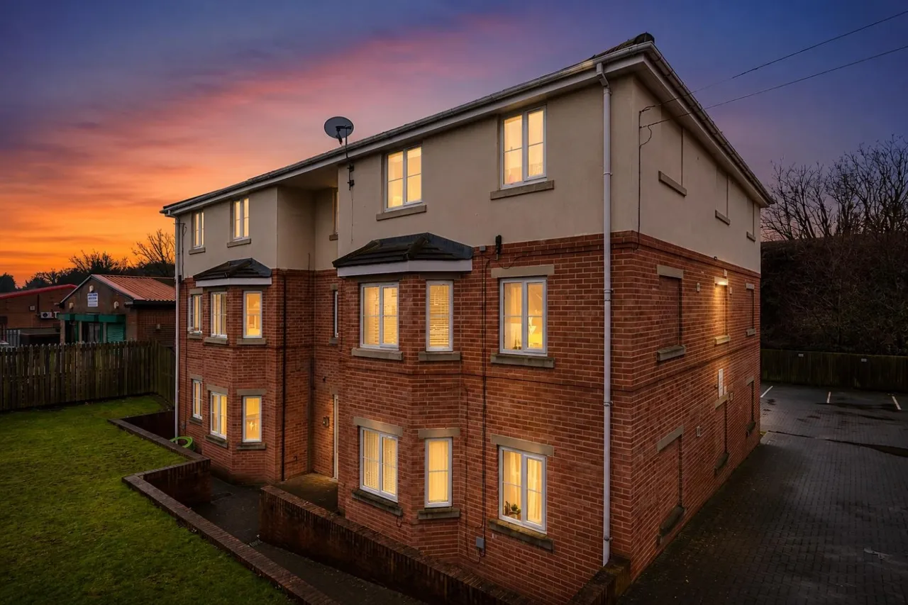 2 bed flat for sale — Stanningley Road, Leeds