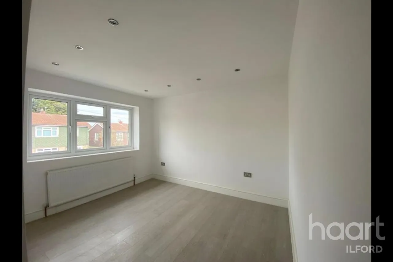 Huntsman Road, IG6, photo 5