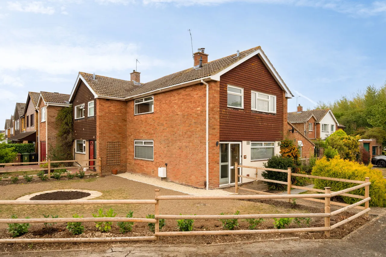 3 bed house to rent — Hawthorn Crescent, Grove, OX12