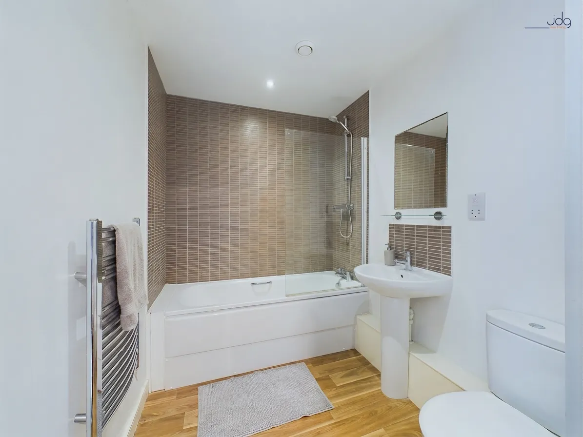 Court View House, a fabulous canal side apartment, LA1, photo 7