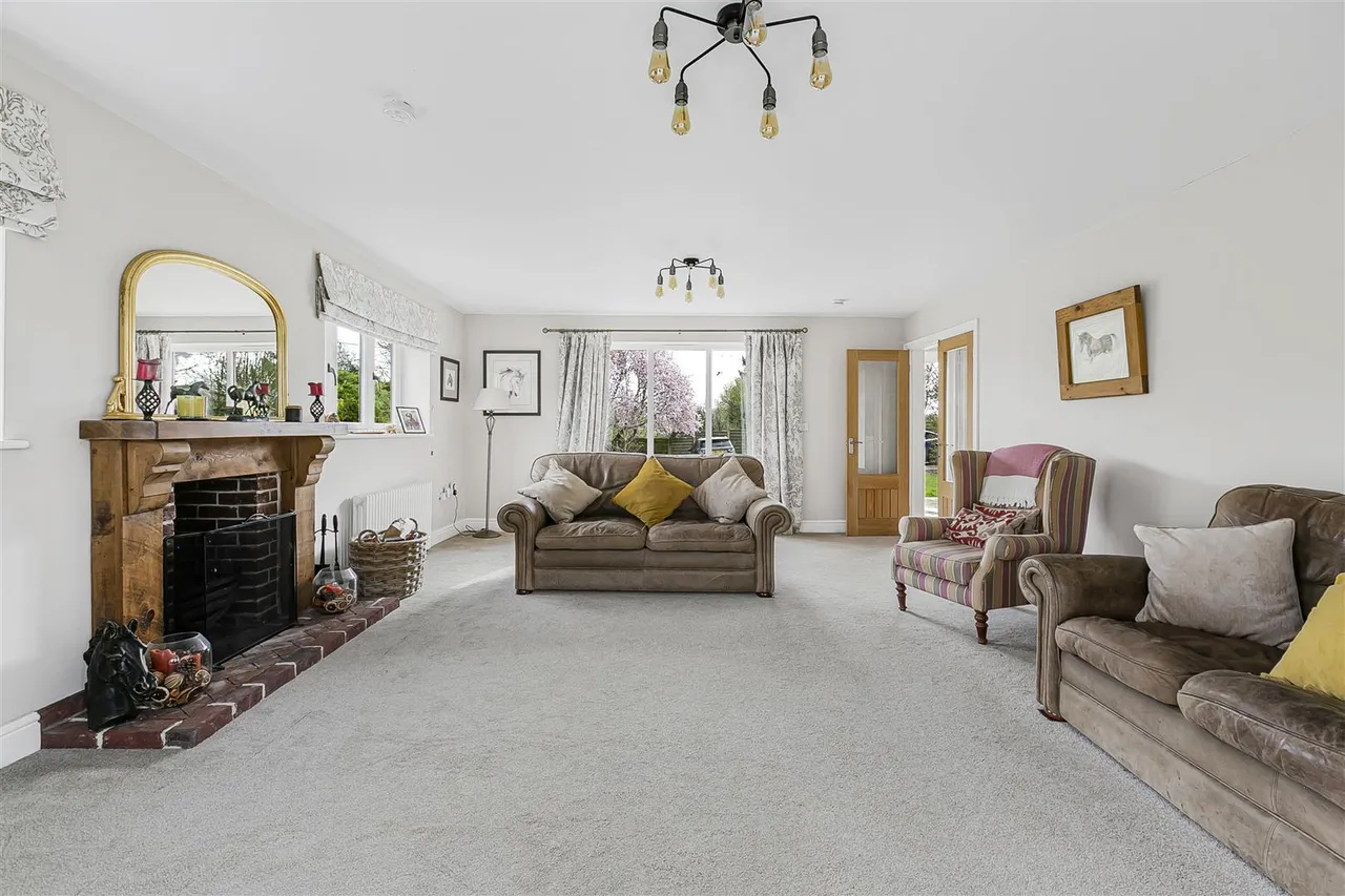 Langley Lower Green, CB11, photo 9