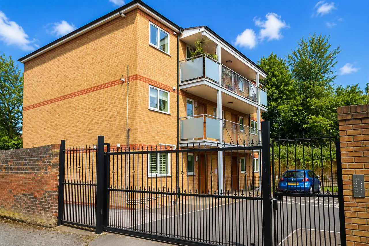 2 bed flat to rent — Batten Street, Clapham Junction, SW11