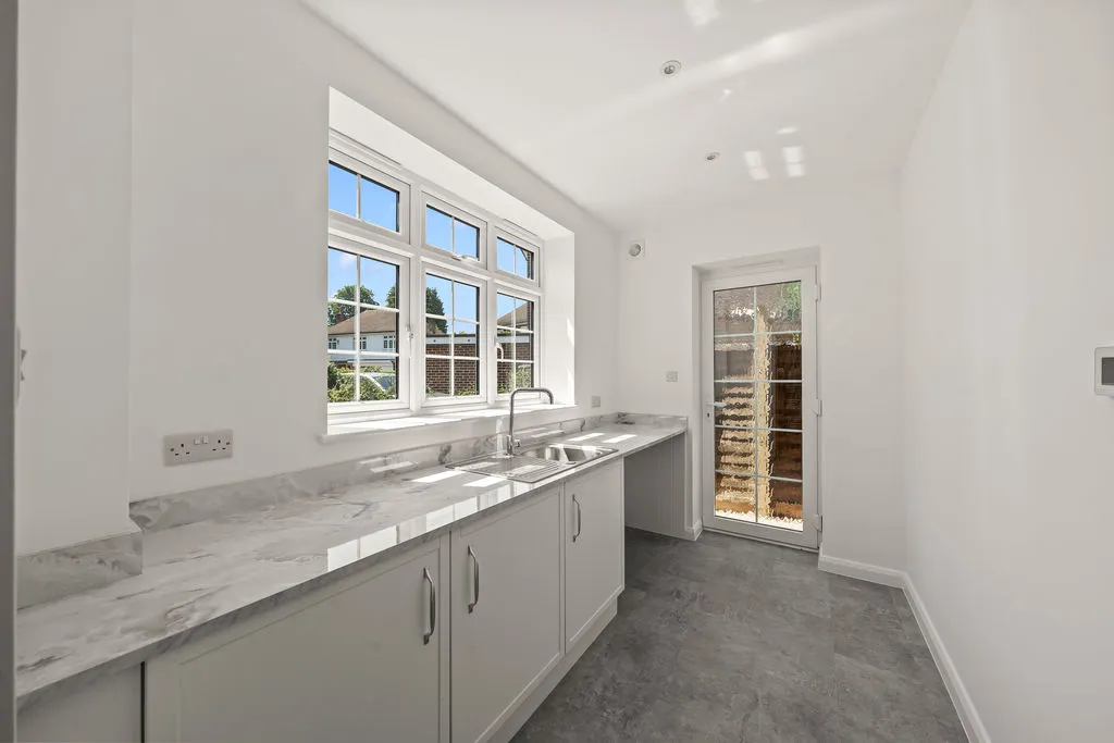 Dorling Drive, Epsom KT17 3BH, photo 11