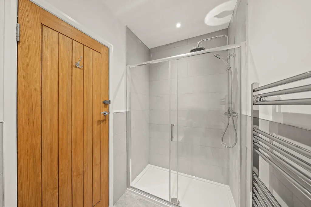 Dorling Drive, Epsom KT17 3BH, photo 12