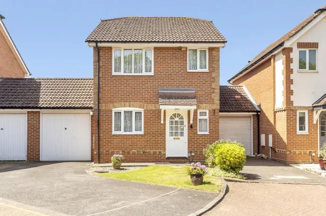 3 bed house to rent — Ivybridge Close, Uxbridge