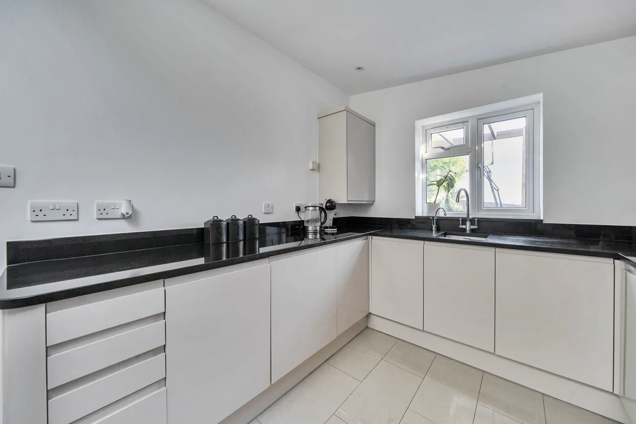 54 Waddington Way, London, photo 3