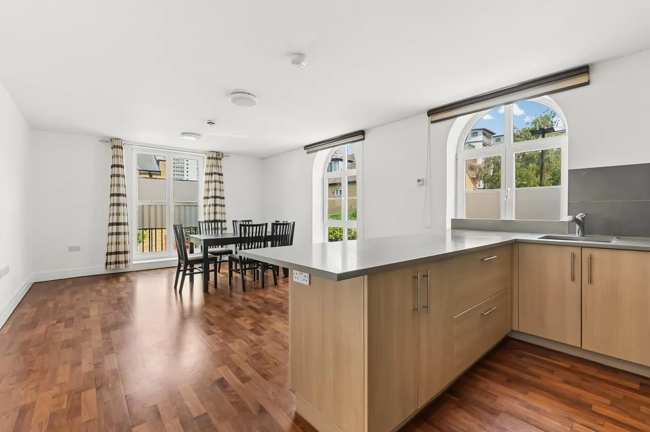 Baptist Court, Brentford, TW8, photo 2