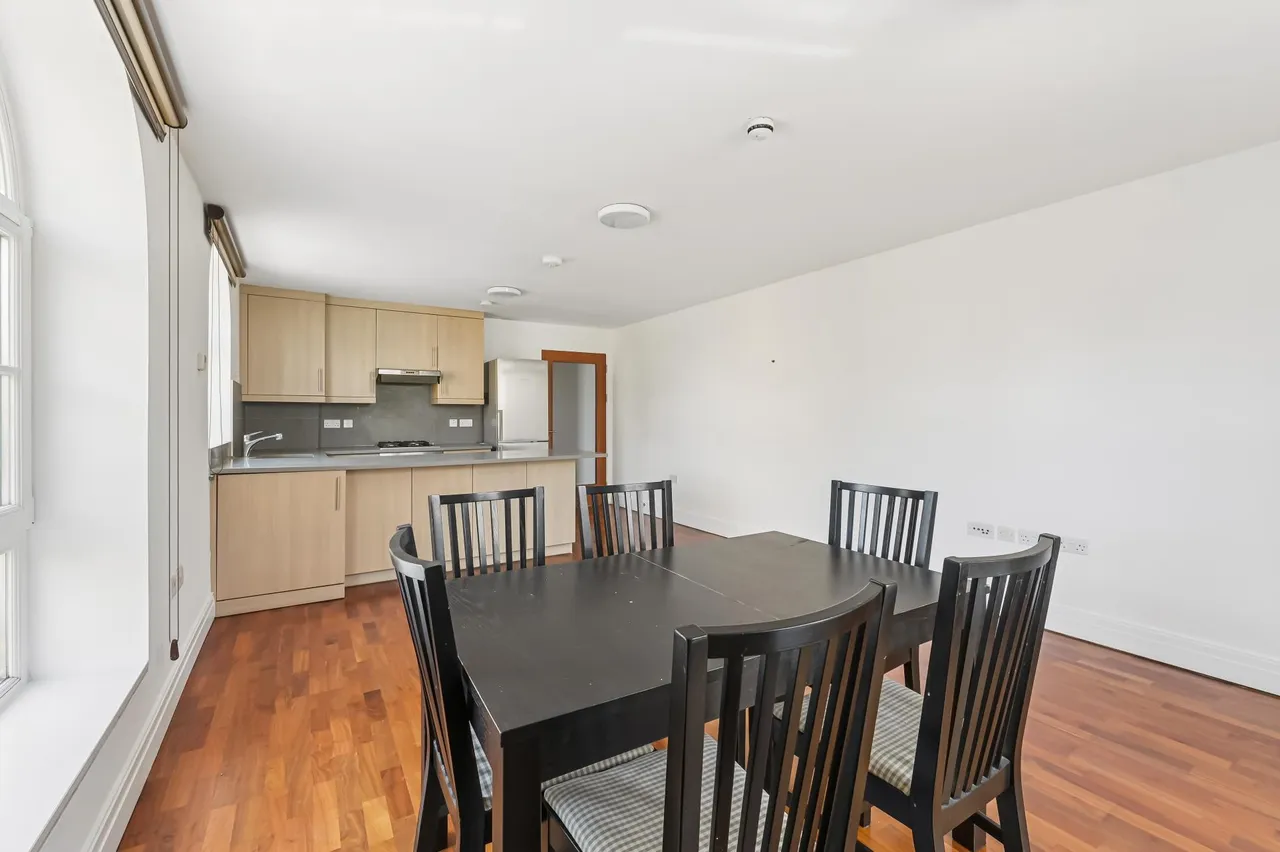 Baptist Court, Brentford, TW8, photo 8