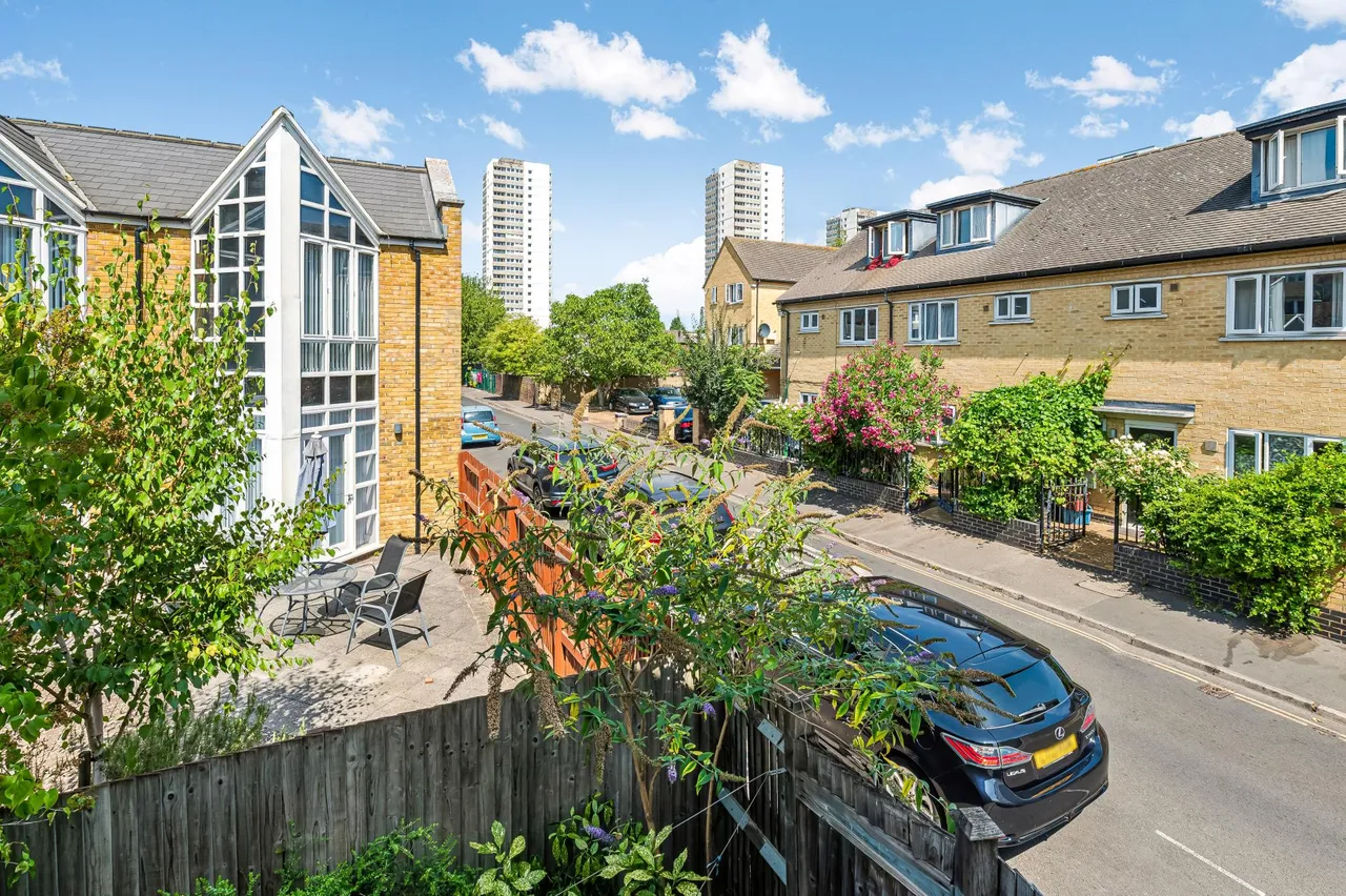 Baptist Court, Brentford, TW8, photo 9