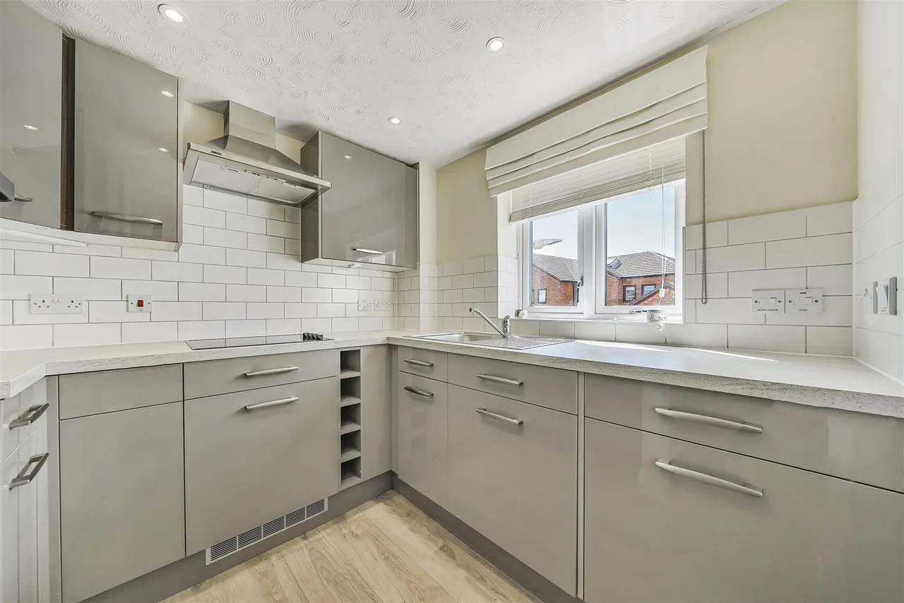 West Street, Newbury, RG14, photo 2
