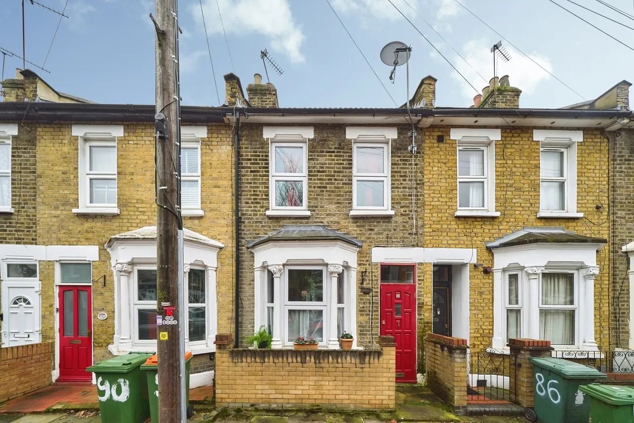2 bed house for sale — Faringford Road, London, E15