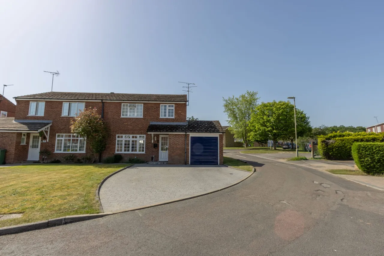 3 bed house for sale — Paddock Court, Hartley Wintney, Hook, RG27 8LL