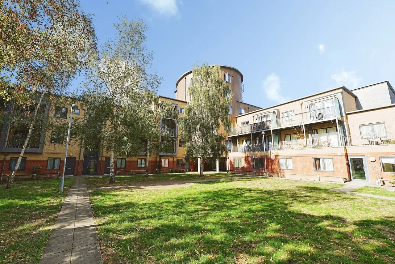 2 bed flat for sale, St. Peters Gardens, London, SE13