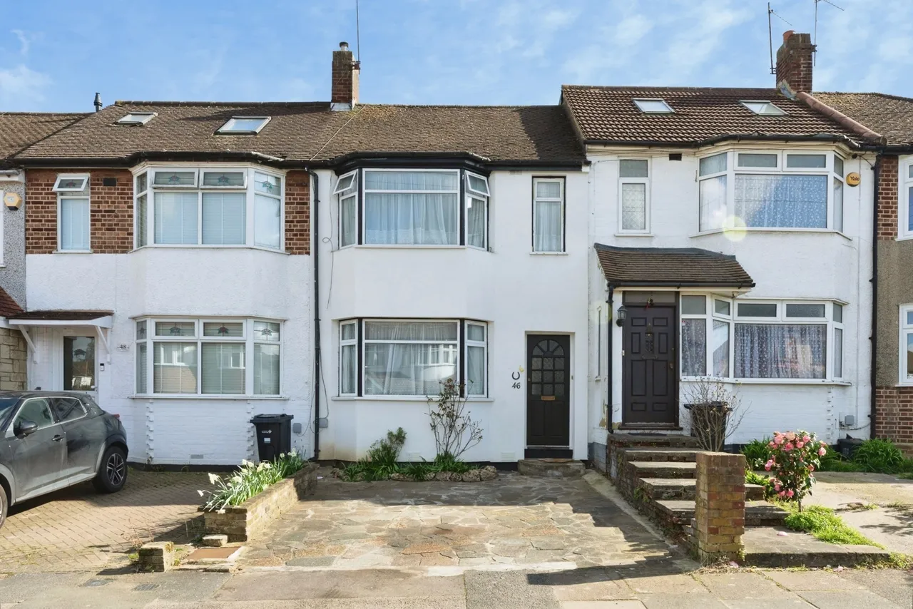 3 bed house for sale — Cheriton Avenue, Ilford, IG5