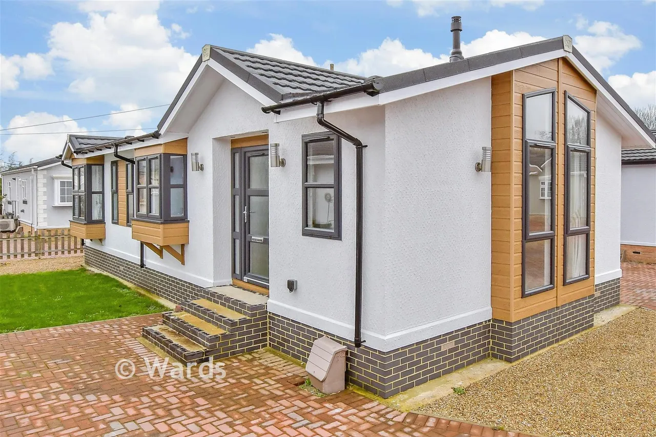 2 bed park home for sale, Maidstone Road, Paddock Wood, TN12