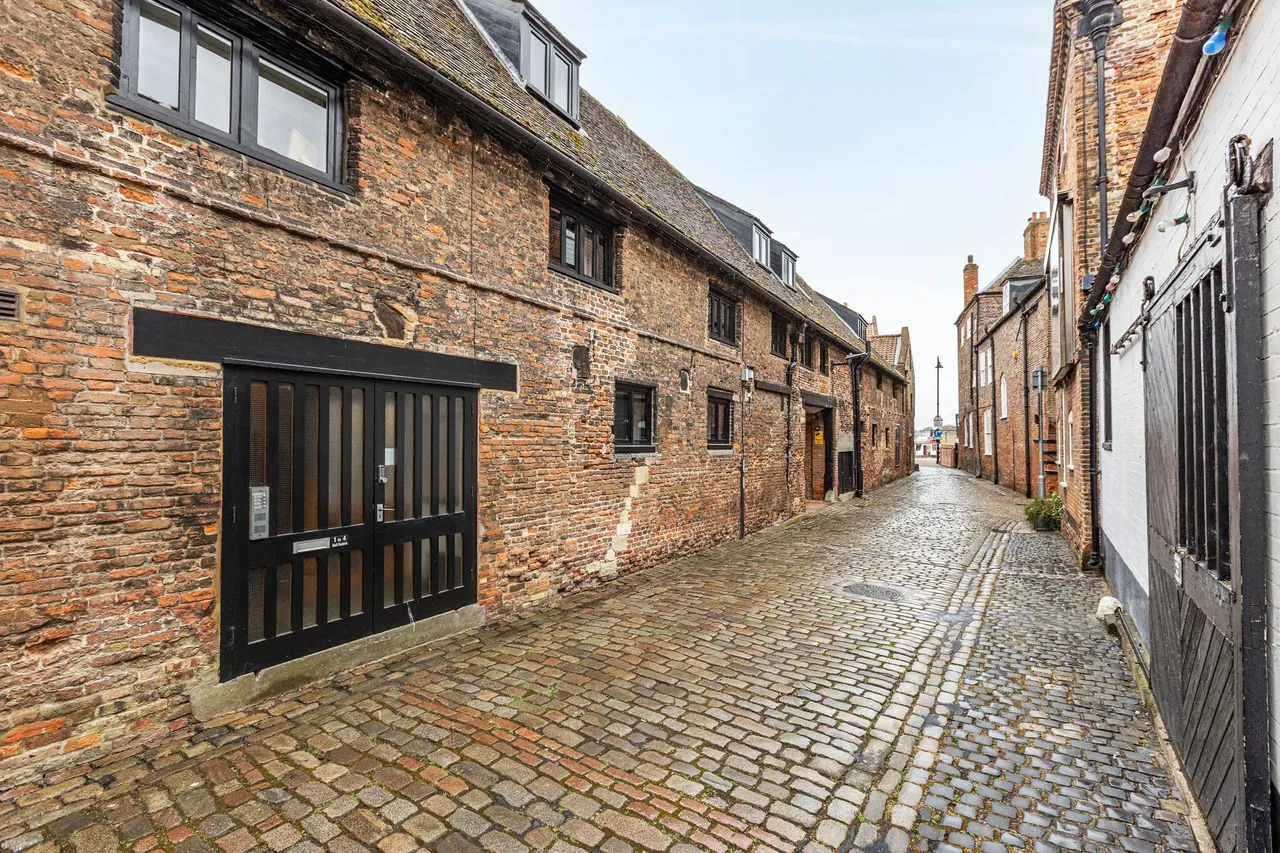 2 bed flat for sale, Characterful First-floor Flat in King