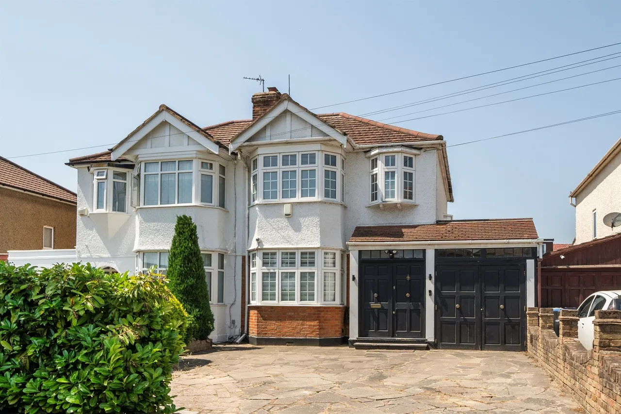 3 bed house for sale — Willow Road, Enfield