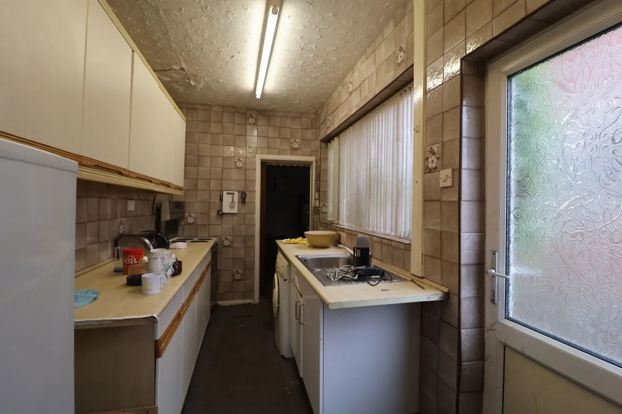 Coronation Street, Whitwell, S80, photo 5