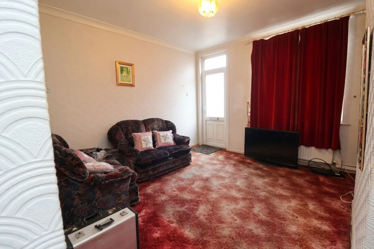 Coronation Street, Whitwell, S80, photo 2