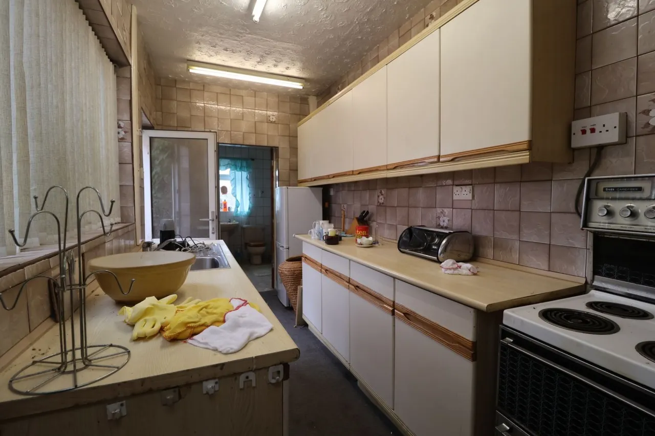 Coronation Street, Whitwell, S80, photo 4