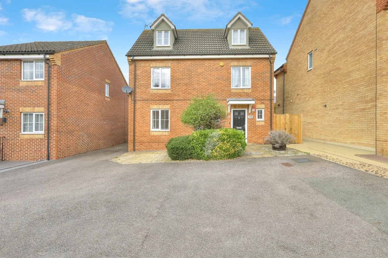 5 bed house for sale — Maye Dicks Road, Rushden