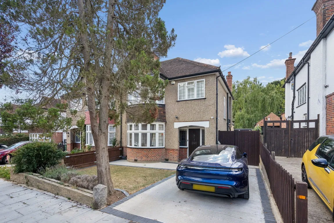 3 bed property for sale, Woodhall Drive, Pinner, HA5