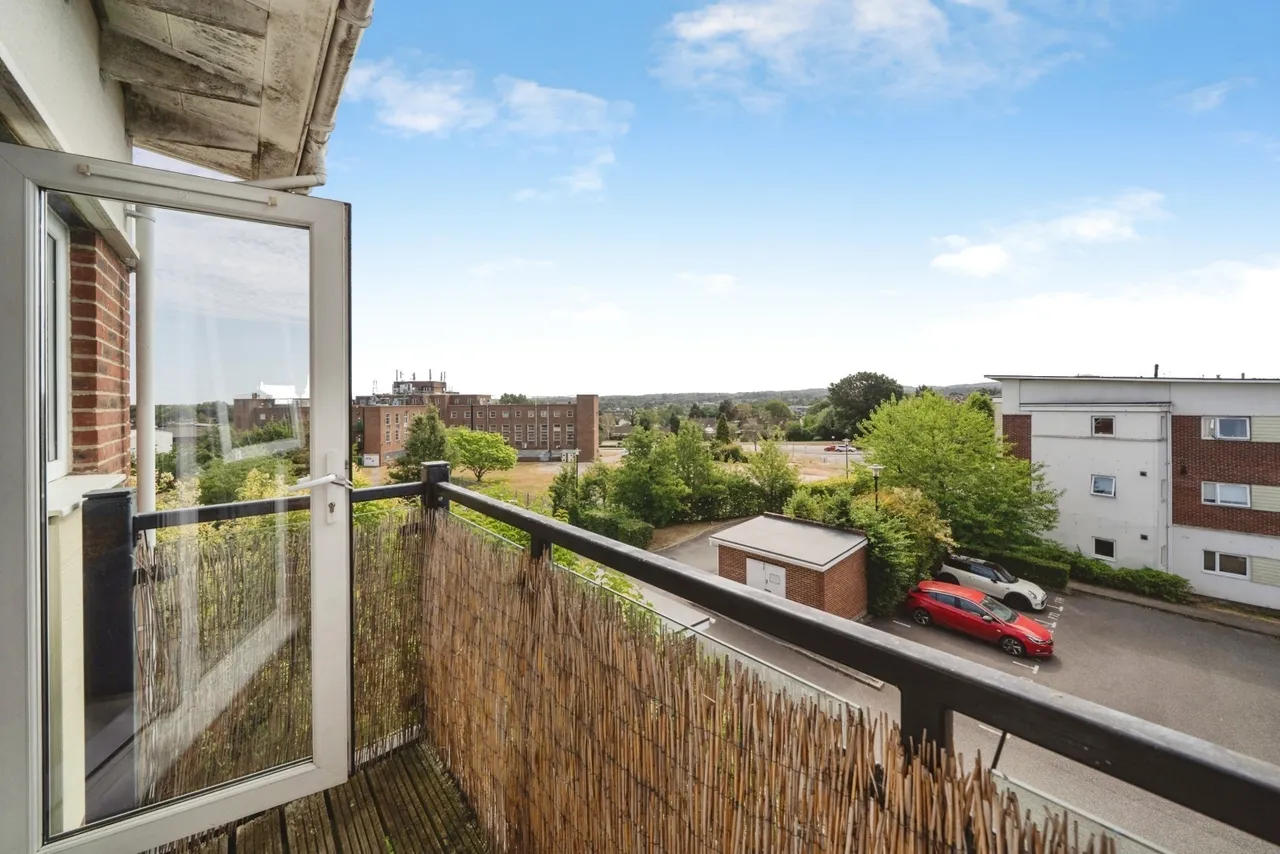 2 bed flat for sale, Park View Road, Leatherhead, KT22