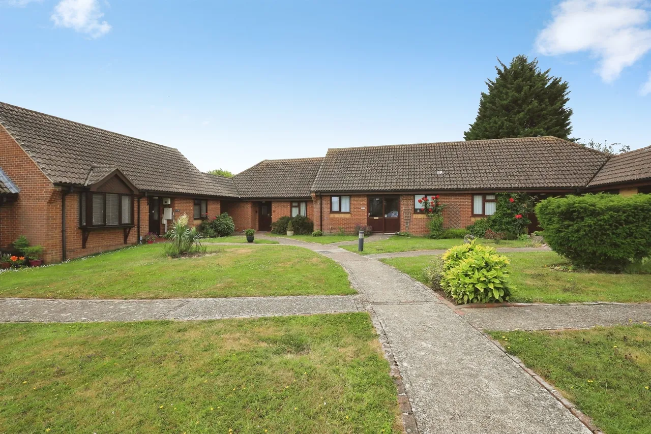 2 bed house for sale — The Cedars, Hailsham
