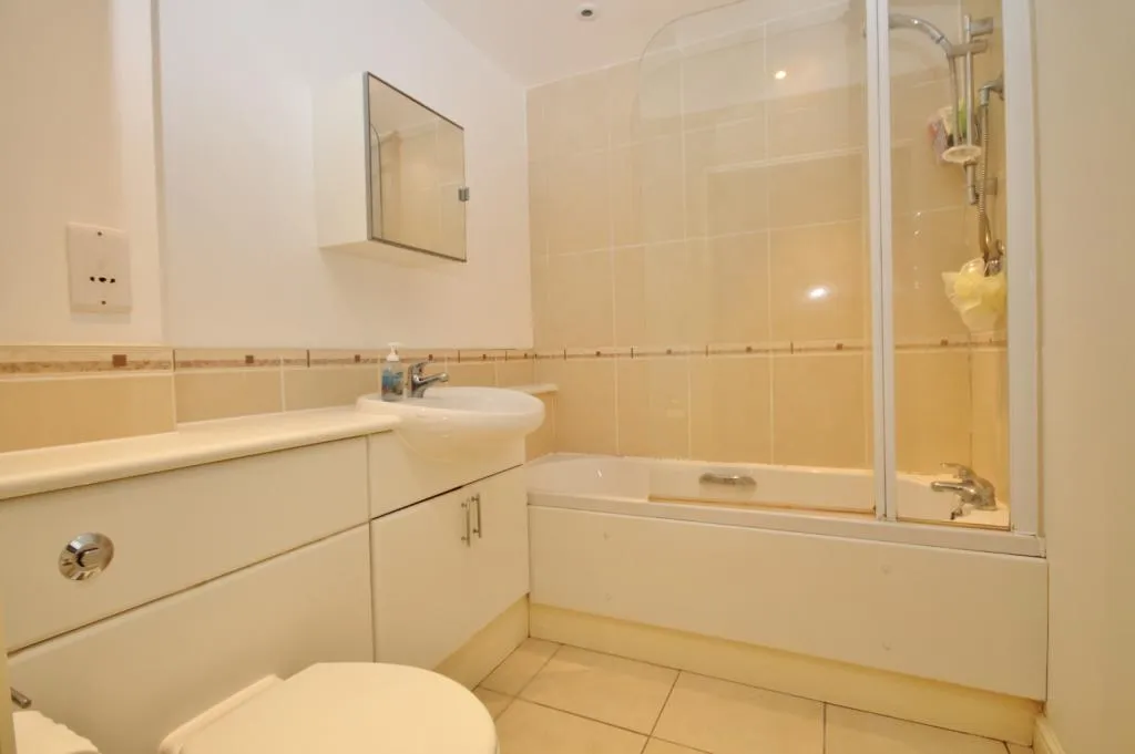 High Street, Feltham, TW13, photo 4