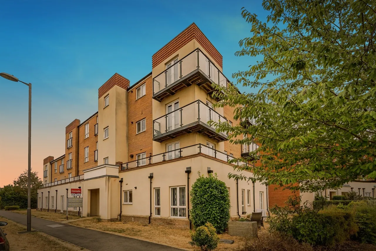 2 bed flat for sale — Nicholas Charles Crescent, Aylesbury