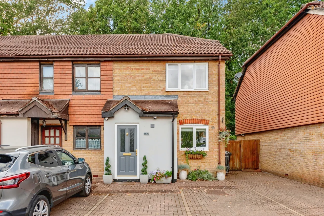 3 bed house for sale — The Woodlands, Smallfield, Horley