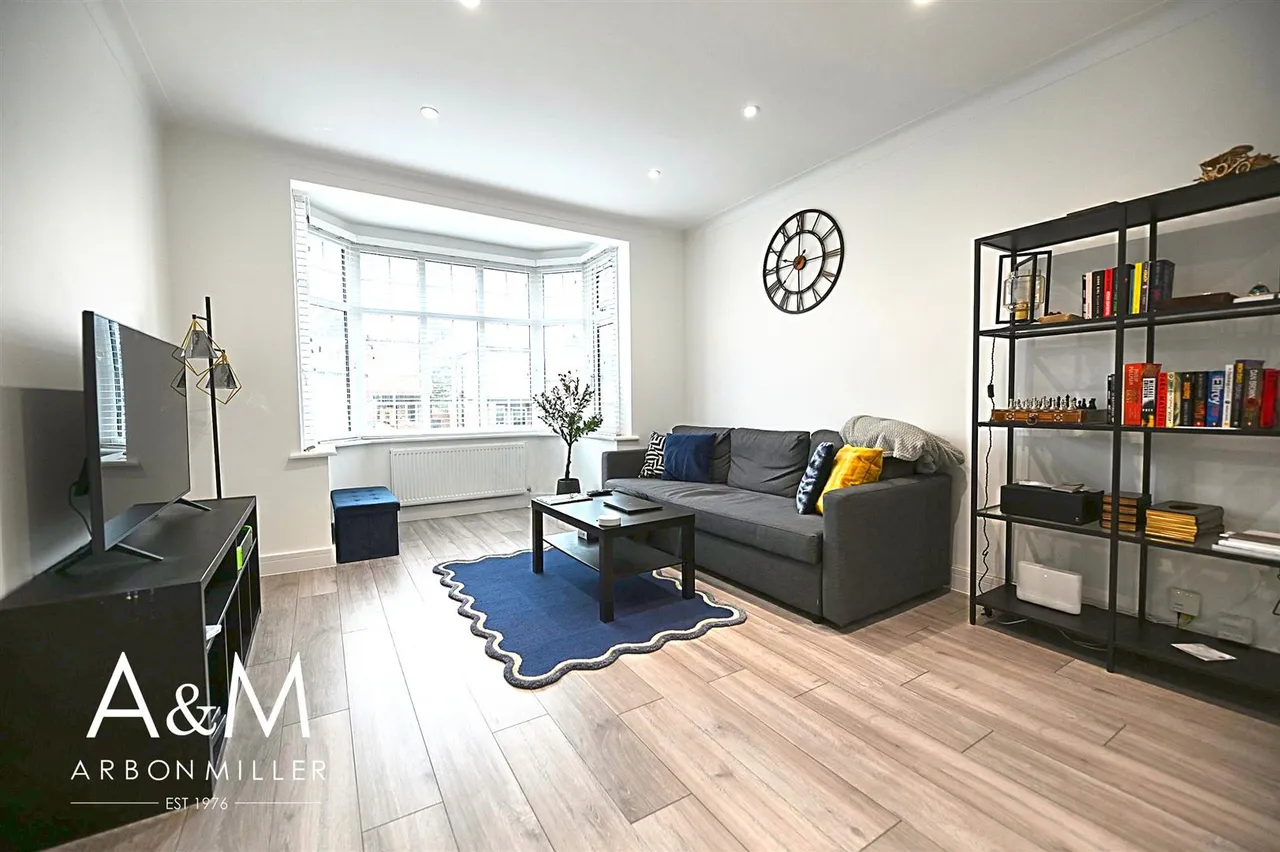4 bed property to rent, Rivington Avenue, Woodford Green, IG8