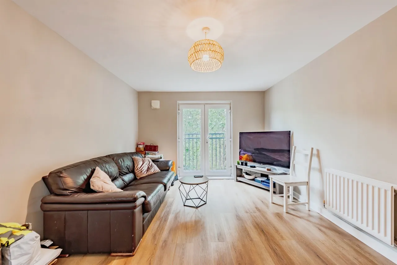 Woodfield Road, Crawley, RH10, photo 2