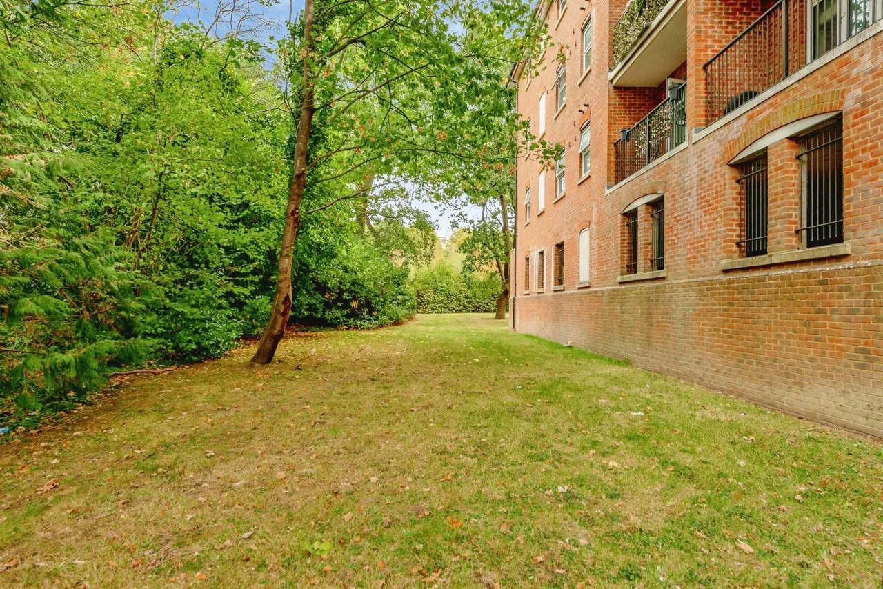 Woodfield Road, Crawley, RH10, photo 12
