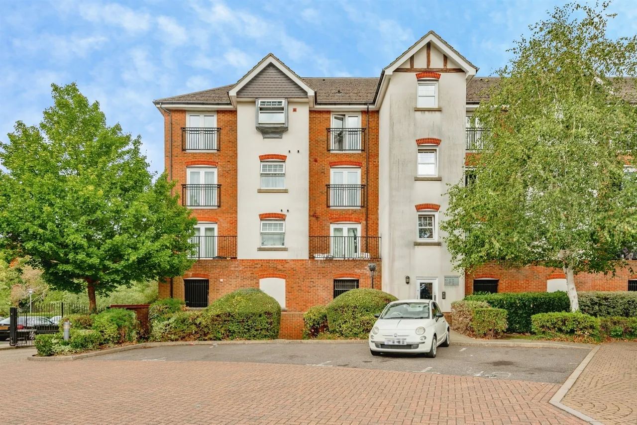 2 bed flat for sale, Woodfield Road, Crawley, RH10